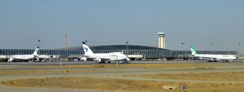 Aviones de compañías iraníes en la plataforma.